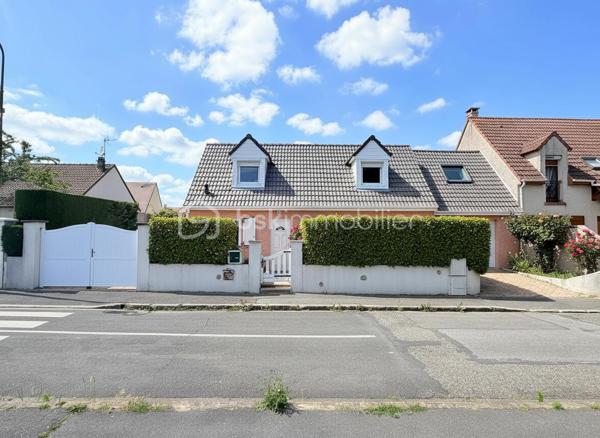 Découvrez cette magnifique maison familiale de 111 m², construite en 1985 et agrandie en 2000, idéalement située dans la paisible commune de Villejust. Avec un terrain de 500 m², cette maison offre un cadre de vie agréable, sans vis-à-vis, parfait pour accueillir votre famille. 🌳💚

Caractéristiques de la maison :

•⁠  ⁠Rez-de-chaussée :
◦ Un hall d'entrée accueillant menant à un séjour-salle à manger lumineux et traversant. ☀️
◦ Une cuisine dinatoire conviviale, parfaite pour les repas en famille. 🍽️
◦ Une salle de bain équipée d'une douche et d'une baignoire. 🛁🚿
◦ Un WC indépendant pour plus de confort. 🚽
◦ Une première chambre avec salle d'eau attenante et un accès indépendant, idéal pour les invités. 🛏️
◦ Accès au garage et à une buanderie pratique. 🚗🧺

•⁠  ⁠À l'étage :
◦ Un palier avec placard desservant deux spacieuses chambres, offrant un espace de vie confortable. 🛌
◦ Une pièce palière, idéale pour un bureau, une chambre d'amis, ou une salle de jeux. 🎮💼
◦ Un second WC pour plus de commodité. 🚻

Extérieur :
Profitez d'un joli jardin bien entretenu, d'une terrasse propice à la détente, ainsi que de deux abris de jardin accessibles directement depuis la maison. Vous aurez également la possibilité de stationner au moins 3 voitures sur le terrain et un garage pour le stockage ou garer vos deux-roues. 🚙🌼

Équipements :
Cette maison a été parfaitement entretenue au fil des ans et est dotée de nombreuses fonctionnalités contemporaines pour votre confort : 
•⁠  ⁠Chaudière à gaz de marque Frisquet avec entretien annuel à jour. 🔥
•⁠  ⁠Fenêtres et velux en double vitrage pour une isolation optimale. 🪟
•⁠  ⁠Toiture rénovée 2024/2025 encore sous garantie décennale. 🏠🔧
•⁠  ⁠Système d'alarme et volets roulants en aluminium pour une sécurité optimale. 🔒
•⁠  ⁠Fibre optique pour un accès internet de qualité. 📶

Commodités à proximité :
•⁠  ⁠Arrêt de bus scolaire et direction gare de Massy Palaiseau à 100 mètres. 🚌
•⁠  ⁠Écoles élémentaire et maternelle accessibles à 1 kilomètre. 🏫
•⁠  ⁠Gare de Massy Palaiseau à seulement 15 minutes en bus. 🚉
•⁠  ⁠Accès rapide à l'autoroute A10 et à la N118, situés à environ 5 kilomètres. 🛣️

Informations pratiques :
•⁠  ⁠Taxe foncière : 850 €. 💰

Cette maison traditionnelle est une opportunité rare sur le marché, parfaite pour une famille en quête d’un cadre de vie paisible tout en restant proche des commodités. Ne laissez pas passer cette chance ! Contactez-nous dès maintenant pour une visite. 📞👀