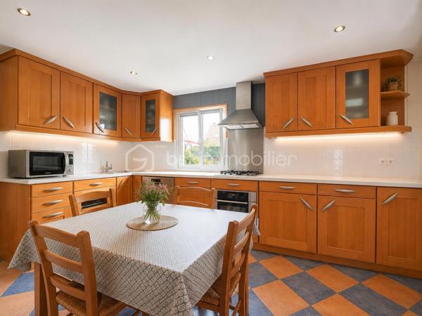 Découvrez cette magnifique maison familiale de 111 m², construite en 1985 et agrandie en 2000, idéalement située dans la paisible commune de Villejust. Avec un terrain de 500 m², cette maison offre un cadre de vie agréable, sans vis-à-vis, parfait pour accueillir votre famille. 🌳💚

Caractéristiques de la maison :

•⁠  ⁠Rez-de-chaussée :
◦ Un hall d'entrée accueillant menant à un séjour-salle à manger lumineux et traversant. ☀️
◦ Une cuisine dinatoire conviviale, parfaite pour les repas en famille. 🍽️
◦ Une salle de bain équipée d'une douche et d'une baignoire. 🛁🚿
◦ Un WC indépendant pour plus de confort. 🚽
◦ Une première chambre avec salle d'eau attenante et un accès indépendant, idéal pour les invités. 🛏️
◦ Accès au garage et à une buanderie pratique. 🚗🧺

•⁠  ⁠À l'étage :
◦ Un palier avec placard desservant deux spacieuses chambres, offrant un espace de vie confortable. 🛌
◦ Une pièce palière, idéale pour un bureau, une chambre d'amis, ou une salle de jeux. 🎮💼
◦ Un second WC pour plus de commodité. 🚻

Extérieur :
Profitez d'un joli jardin bien entretenu, d'une terrasse propice à la détente, ainsi que de deux abris de jardin accessibles directement depuis la maison. Vous aurez également la possibilité de stationner au moins 3 voitures sur le terrain et un garage pour le stockage ou garer vos deux-roues. 🚙🌼

Équipements :
Cette maison a été parfaitement entretenue au fil des ans et est dotée de nombreuses fonctionnalités contemporaines pour votre confort : 
•⁠  ⁠Chaudière à gaz de marque Frisquet avec entretien annuel à jour. 🔥
•⁠  ⁠Fenêtres et velux en double vitrage pour une isolation optimale. 🪟
•⁠  ⁠Toiture rénovée 2024/2025 encore sous garantie décennale. 🏠🔧
•⁠  ⁠Système d'alarme et volets roulants en aluminium pour une sécurité optimale. 🔒
•⁠  ⁠Fibre optique pour un accès internet de qualité. 📶

Commodités à proximité :
•⁠  ⁠Arrêt de bus scolaire et direction gare de Massy Palaiseau à 100 mètres. 🚌
•⁠  ⁠Écoles élémentaire et maternelle accessibles à 1 kilomètre. 🏫
•⁠  ⁠Gare de Massy Palaiseau à seulement 15 minutes en bus. 🚉
•⁠  ⁠Accès rapide à l'autoroute A10 et à la N118, situés à environ 5 kilomètres. 🛣️

Informations pratiques :
•⁠  ⁠Taxe foncière : 850 €. 💰

Cette maison traditionnelle est une opportunité rare sur le marché, parfaite pour une famille en quête d’un cadre de vie paisible tout en restant proche des commodités. Ne laissez pas passer cette chance ! Contactez-nous dès maintenant pour une visite. 📞👀