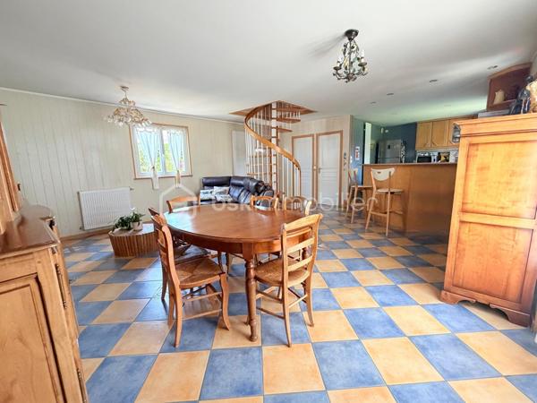 Découvrez cette magnifique maison familiale de 111 m², construite en 1985 et agrandie en 2000, idéalement située dans la paisible commune de Villejust. Avec un terrain de 500 m², cette maison offre un cadre de vie agréable, sans vis-à-vis, parfait pour accueillir votre famille. 🌳💚

Caractéristiques de la maison :

•⁠  ⁠Rez-de-chaussée :
◦ Un hall d'entrée accueillant menant à un séjour-salle à manger lumineux et traversant. ☀️
◦ Une cuisine dinatoire conviviale, parfaite pour les repas en famille. 🍽️
◦ Une salle de bain équipée d'une douche et d'une baignoire. 🛁🚿
◦ Un WC indépendant pour plus de confort. 🚽
◦ Une première chambre avec salle d'eau attenante et un accès indépendant, idéal pour les invités. 🛏️
◦ Accès au garage et à une buanderie pratique. 🚗🧺

•⁠  ⁠À l'étage :
◦ Un palier avec placard desservant deux spacieuses chambres, offrant un espace de vie confortable. 🛌
◦ Une pièce palière, idéale pour un bureau, une chambre d'amis, ou une salle de jeux. 🎮💼
◦ Un second WC pour plus de commodité. 🚻

Extérieur :
Profitez d'un joli jardin bien entretenu, d'une terrasse propice à la détente, ainsi que de deux abris de jardin accessibles directement depuis la maison. Vous aurez également la possibilité de stationner au moins 3 voitures sur le terrain et un garage pour le stockage ou garer vos deux-roues. 🚙🌼

Équipements :
Cette maison a été parfaitement entretenue au fil des ans et est dotée de nombreuses fonctionnalités contemporaines pour votre confort : 
•⁠  ⁠Chaudière à gaz de marque Frisquet avec entretien annuel à jour. 🔥
•⁠  ⁠Fenêtres et velux en double vitrage pour une isolation optimale. 🪟
•⁠  ⁠Toiture rénovée 2024/2025 encore sous garantie décennale. 🏠🔧
•⁠  ⁠Système d'alarme et volets roulants en aluminium pour une sécurité optimale. 🔒
•⁠  ⁠Fibre optique pour un accès internet de qualité. 📶

Commodités à proximité :
•⁠  ⁠Arrêt de bus scolaire et direction gare de Massy Palaiseau à 100 mètres. 🚌
•⁠  ⁠Écoles élémentaire et maternelle accessibles à 1 kilomètre. 🏫
•⁠  ⁠Gare de Massy Palaiseau à seulement 15 minutes en bus. 🚉
•⁠  ⁠Accès rapide à l'autoroute A10 et à la N118, situés à environ 5 kilomètres. 🛣️

Informations pratiques :
•⁠  ⁠Taxe foncière : 850 €. 💰

Cette maison traditionnelle est une opportunité rare sur le marché, parfaite pour une famille en quête d’un cadre de vie paisible tout en restant proche des commodités. Ne laissez pas passer cette chance ! Contactez-nous dès maintenant pour une visite. 📞👀