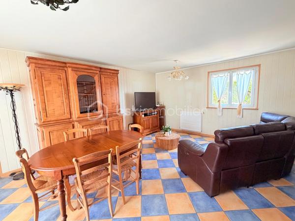 Découvrez cette magnifique maison familiale de 111 m², construite en 1985 et agrandie en 2000, idéalement située dans la paisible commune de Villejust. Avec un terrain de 500 m², cette maison offre un cadre de vie agréable, sans vis-à-vis, parfait pour accueillir votre famille. 🌳💚

Caractéristiques de la maison :

•⁠  ⁠Rez-de-chaussée :
◦ Un hall d'entrée accueillant menant à un séjour-salle à manger lumineux et traversant. ☀️
◦ Une cuisine dinatoire conviviale, parfaite pour les repas en famille. 🍽️
◦ Une salle de bain équipée d'une douche et d'une baignoire. 🛁🚿
◦ Un WC indépendant pour plus de confort. 🚽
◦ Une première chambre avec salle d'eau attenante et un accès indépendant, idéal pour les invités. 🛏️
◦ Accès au garage et à une buanderie pratique. 🚗🧺

•⁠  ⁠À l'étage :
◦ Un palier avec placard desservant deux spacieuses chambres, offrant un espace de vie confortable. 🛌
◦ Une pièce palière, idéale pour un bureau, une chambre d'amis, ou une salle de jeux. 🎮💼
◦ Un second WC pour plus de commodité. 🚻

Extérieur :
Profitez d'un joli jardin bien entretenu, d'une terrasse propice à la détente, ainsi que de deux abris de jardin accessibles directement depuis la maison. Vous aurez également la possibilité de stationner au moins 3 voitures sur le terrain et un garage pour le stockage ou garer vos deux-roues. 🚙🌼

Équipements :
Cette maison a été parfaitement entretenue au fil des ans et est dotée de nombreuses fonctionnalités contemporaines pour votre confort : 
•⁠  ⁠Chaudière à gaz de marque Frisquet avec entretien annuel à jour. 🔥
•⁠  ⁠Fenêtres et velux en double vitrage pour une isolation optimale. 🪟
•⁠  ⁠Toiture rénovée 2024/2025 encore sous garantie décennale. 🏠🔧
•⁠  ⁠Système d'alarme et volets roulants en aluminium pour une sécurité optimale. 🔒
•⁠  ⁠Fibre optique pour un accès internet de qualité. 📶

Commodités à proximité :
•⁠  ⁠Arrêt de bus scolaire et direction gare de Massy Palaiseau à 100 mètres. 🚌
•⁠  ⁠Écoles élémentaire et maternelle accessibles à 1 kilomètre. 🏫
•⁠  ⁠Gare de Massy Palaiseau à seulement 15 minutes en bus. 🚉
•⁠  ⁠Accès rapide à l'autoroute A10 et à la N118, situés à environ 5 kilomètres. 🛣️

Informations pratiques :
•⁠  ⁠Taxe foncière : 850 €. 💰

Cette maison traditionnelle est une opportunité rare sur le marché, parfaite pour une famille en quête d’un cadre de vie paisible tout en restant proche des commodités. Ne laissez pas passer cette chance ! Contactez-nous dès maintenant pour une visite. 📞👀