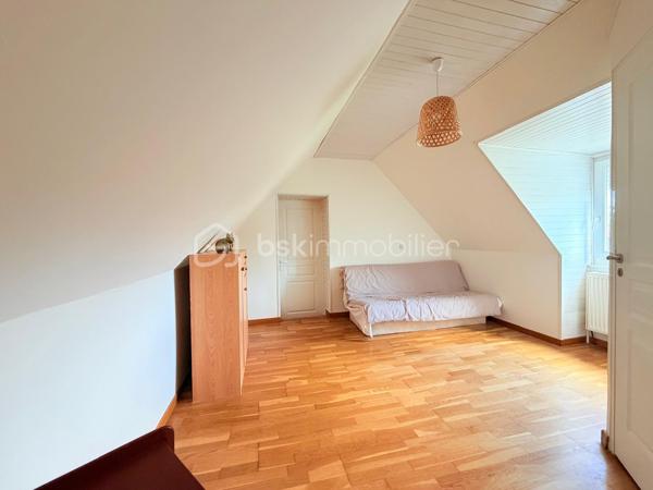 Découvrez cette magnifique maison familiale de 111 m², construite en 1985 et agrandie en 2000, idéalement située dans la paisible commune de Villejust. Avec un terrain de 500 m², cette maison offre un cadre de vie agréable, sans vis-à-vis, parfait pour accueillir votre famille. 🌳💚

Caractéristiques de la maison :

•⁠  ⁠Rez-de-chaussée :
◦ Un hall d'entrée accueillant menant à un séjour-salle à manger lumineux et traversant. ☀️
◦ Une cuisine dinatoire conviviale, parfaite pour les repas en famille. 🍽️
◦ Une salle de bain équipée d'une douche et d'une baignoire. 🛁🚿
◦ Un WC indépendant pour plus de confort. 🚽
◦ Une première chambre avec salle d'eau attenante et un accès indépendant, idéal pour les invités. 🛏️
◦ Accès au garage et à une buanderie pratique. 🚗🧺

•⁠  ⁠À l'étage :
◦ Un palier avec placard desservant deux spacieuses chambres, offrant un espace de vie confortable. 🛌
◦ Une pièce palière, idéale pour un bureau, une chambre d'amis, ou une salle de jeux. 🎮💼
◦ Un second WC pour plus de commodité. 🚻

Extérieur :
Profitez d'un joli jardin bien entretenu, d'une terrasse propice à la détente, ainsi que de deux abris de jardin accessibles directement depuis la maison. Vous aurez également la possibilité de stationner au moins 3 voitures sur le terrain et un garage pour le stockage ou garer vos deux-roues. 🚙🌼

Équipements :
Cette maison a été parfaitement entretenue au fil des ans et est dotée de nombreuses fonctionnalités contemporaines pour votre confort : 
•⁠  ⁠Chaudière à gaz de marque Frisquet avec entretien annuel à jour. 🔥
•⁠  ⁠Fenêtres et velux en double vitrage pour une isolation optimale. 🪟
•⁠  ⁠Toiture rénovée 2024/2025 encore sous garantie décennale. 🏠🔧
•⁠  ⁠Système d'alarme et volets roulants en aluminium pour une sécurité optimale. 🔒
•⁠  ⁠Fibre optique pour un accès internet de qualité. 📶

Commodités à proximité :
•⁠  ⁠Arrêt de bus scolaire et direction gare de Massy Palaiseau à 100 mètres. 🚌
•⁠  ⁠Écoles élémentaire et maternelle accessibles à 1 kilomètre. 🏫
•⁠  ⁠Gare de Massy Palaiseau à seulement 15 minutes en bus. 🚉
•⁠  ⁠Accès rapide à l'autoroute A10 et à la N118, situés à environ 5 kilomètres. 🛣️

Informations pratiques :
•⁠  ⁠Taxe foncière : 850 €. 💰

Cette maison traditionnelle est une opportunité rare sur le marché, parfaite pour une famille en quête d’un cadre de vie paisible tout en restant proche des commodités. Ne laissez pas passer cette chance ! Contactez-nous dès maintenant pour une visite. 📞👀