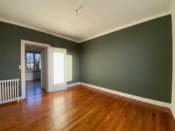 Lumineux, confortable, vue dégagée, commerces, bus, ville à pied.