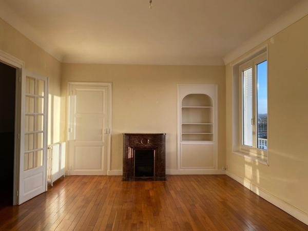 Lumineux, confortable, vue dégagée, commerces, bus, ville à pied.