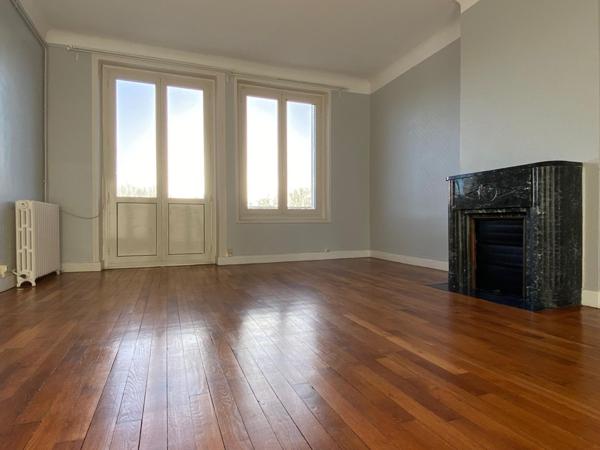 Lumineux, confortable, vue dégagée, commerces, bus, ville à pied.