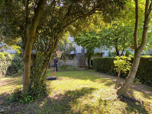 Lumineux, confortable, vue dégagée, commerces, bus, ville à pied.