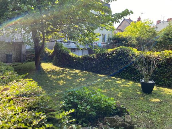 Lumineux, confortable, vue dégagée, commerces, bus, ville à pied.