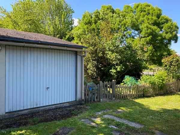 Lumineux, confortable, vue dégagée, commerces, bus, ville à pied.