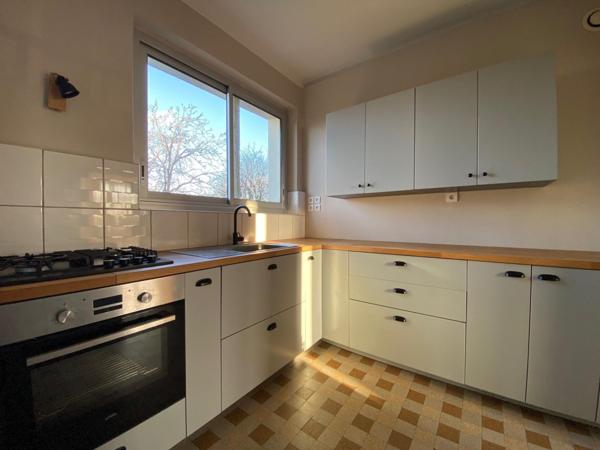 Lumineux, confortable, vue dégagée, commerces, bus, ville à pied.