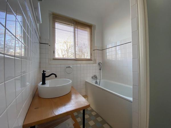 Lumineux, confortable, vue dégagée, commerces, bus, ville à pied.