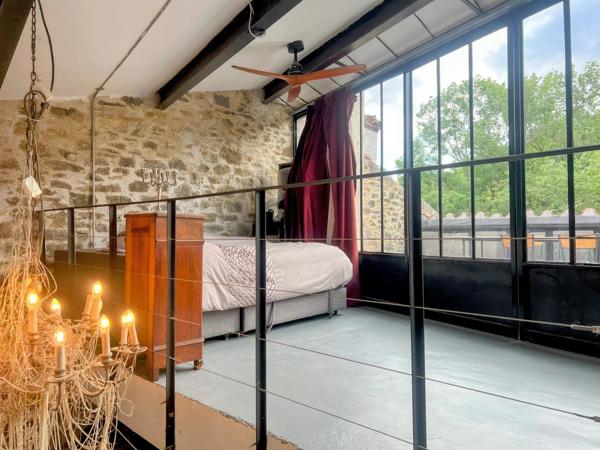 Près de Limoux, loft unique de style industriel dans un village pittoresque