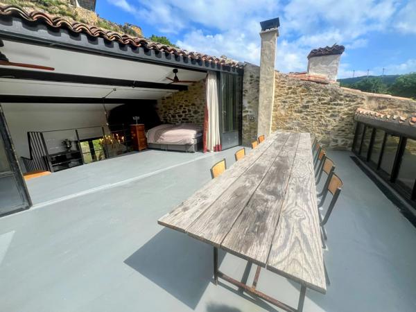 Près de Limoux, loft unique de style industriel dans un village pittoresque
