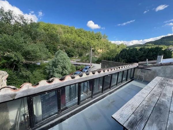 Près de Limoux, loft unique de style industriel dans un village pittoresque