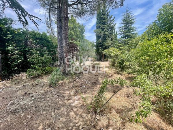 Terrain de 500 m² à GREASQUE (13850), environnement calme