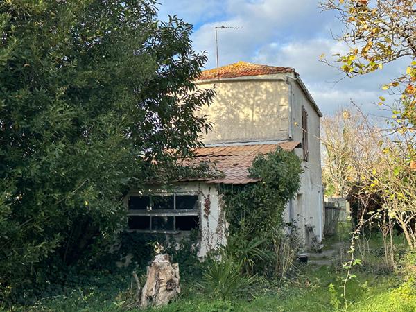 Maison à rénover avec jardin clos ? Rochefort, proche centre-ville