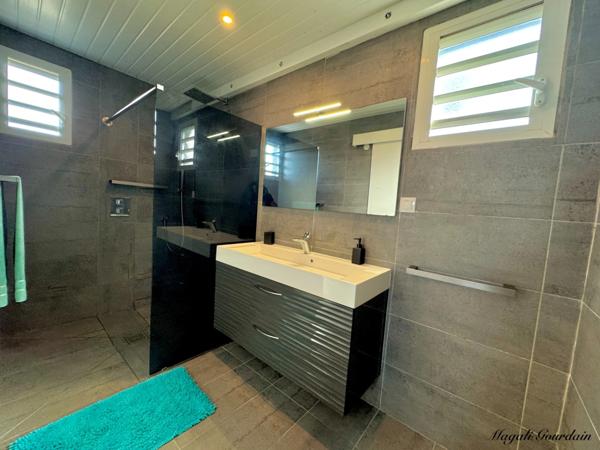 A VENDRE : MAGNIFIQUE VILLA RECENTE (2019) AVEC PISCINE & DEPENDANCE - SAINT FRANCOIS
