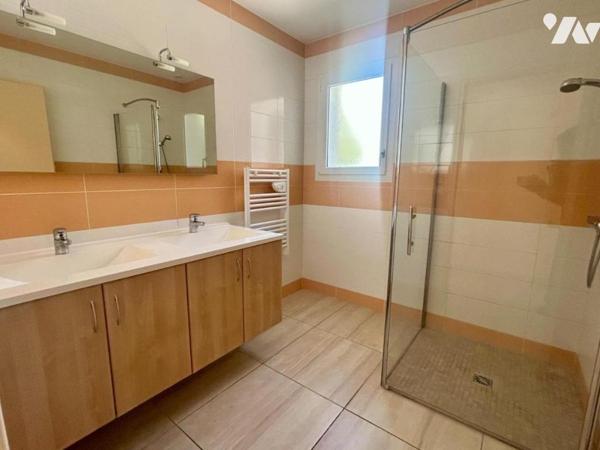 Maison de plain-pied avec 3 chambres + bureau