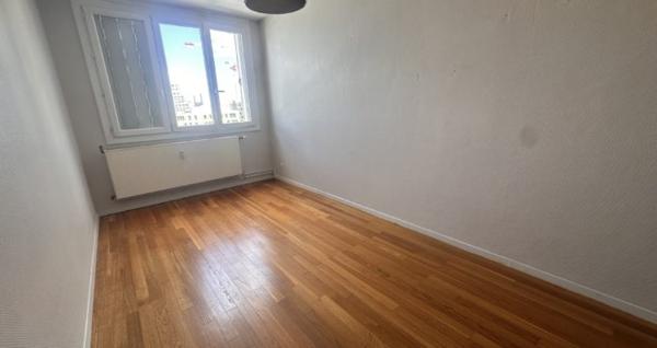 COEUR GRATTE CIEL: T3 DERNIER ETAGE/BALCON/PARKING INCLUS