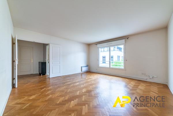 Appartement 3 pièces dernier étage €465 000 ** - Référence 439CL