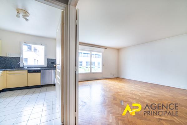 Appartement 3 pièces dernier étage €465 000 ** - Référence 439CL