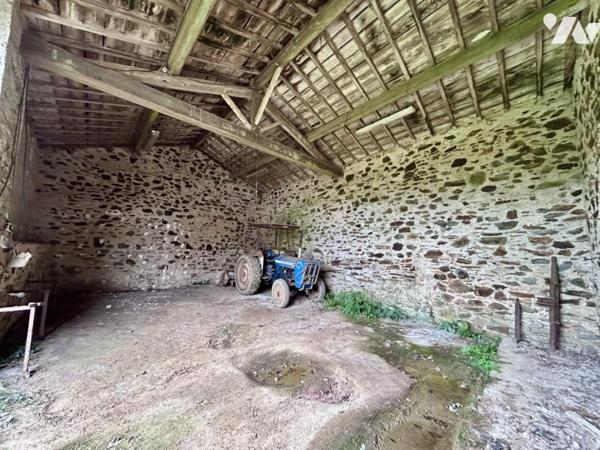 CHAUMES EN RETZ - Terrain à bâtir d'environ 650m² avec bâtiment en pierres