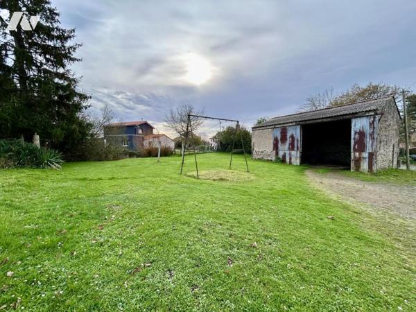 CHAUMES EN RETZ - Terrain à bâtir d'environ 650m² avec bâtiment en pierres
