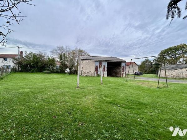 CHAUMES EN RETZ - Terrain à bâtir d'environ 650m² avec bâtiment en pierres