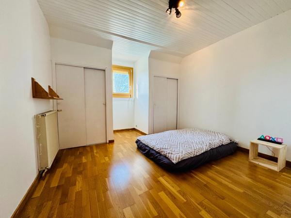 Maison familiale de 122 m2 avec piscine et garages sur 3 625 m² de terrain