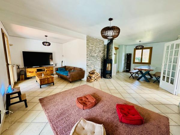 Maison familiale de 122 m2 avec piscine et garages sur 3 625 m² de terrain