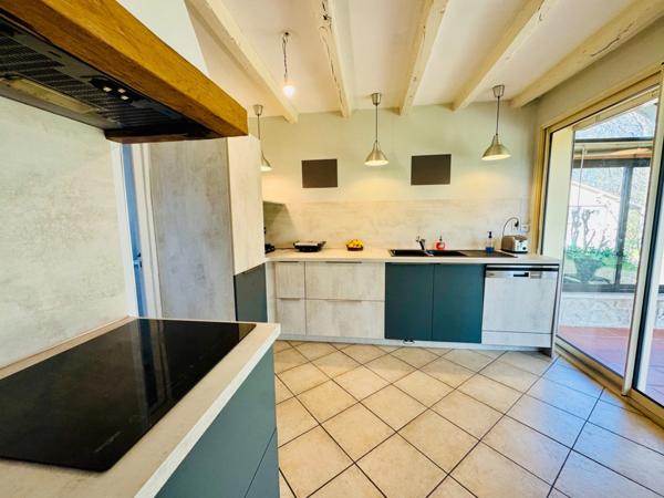 Maison familiale de 122 m2 avec piscine et garages sur 3 625 m² de terrain
