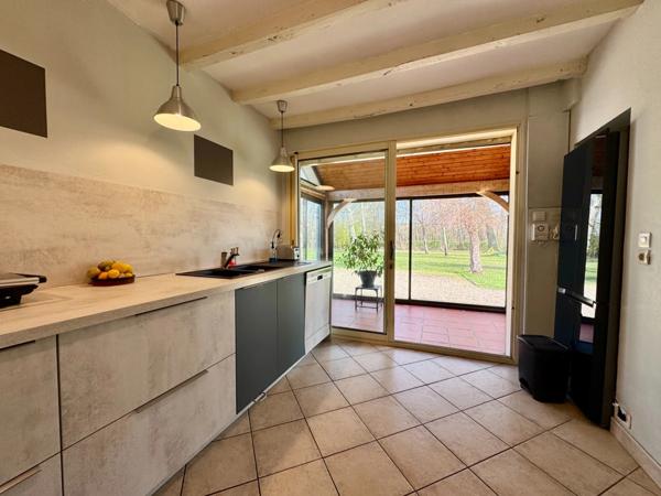 Maison familiale de 122 m2 avec piscine et garages sur 3 625 m² de terrain
