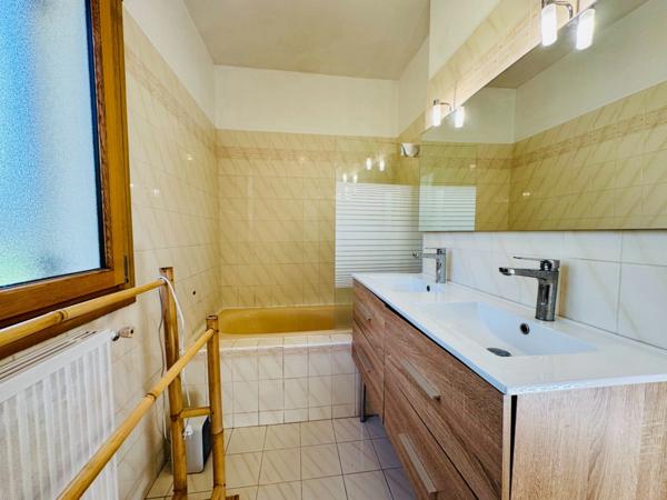 Maison familiale de 122 m2 avec piscine et garages sur 3 625 m² de terrain