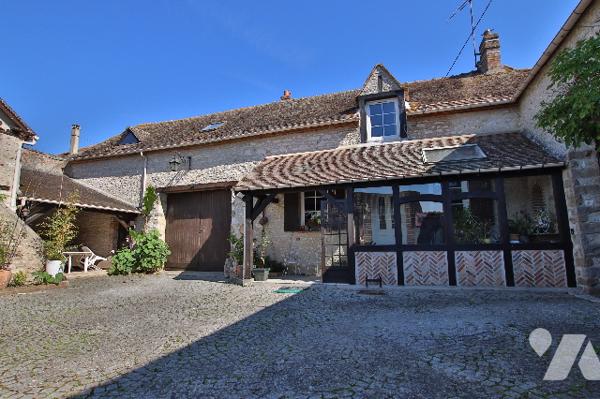 Corps de ferme rénové de 257 m² – 6 pièces - 2 salles d'eau-Terrasse-Jardin-Dépendances-Cave voûtée