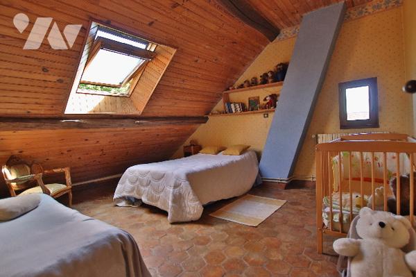 Corps de ferme rénové de 257 m² – 6 pièces - 2 salles d'eau-Terrasse-Jardin-Dépendances-Cave voûtée