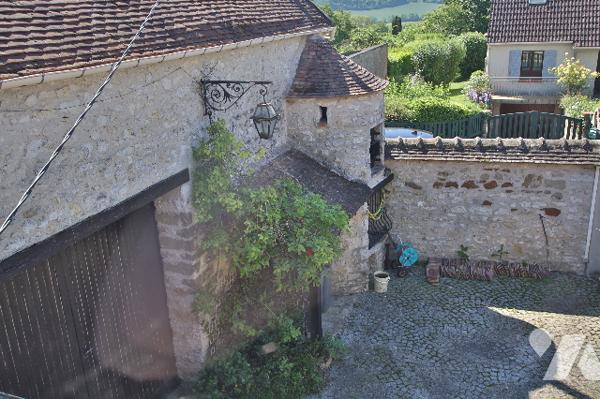 Corps de ferme rénové de 257 m² – 6 pièces - 2 salles d'eau-Terrasse-Jardin-Dépendances-Cave voûtée