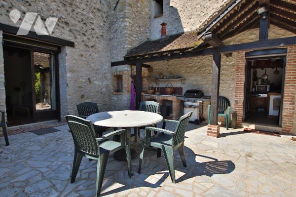 Corps de ferme rénové de 257 m² – 6 pièces - 2 salles d'eau-Terrasse-Jardin-Dépendances-Cave voûtée