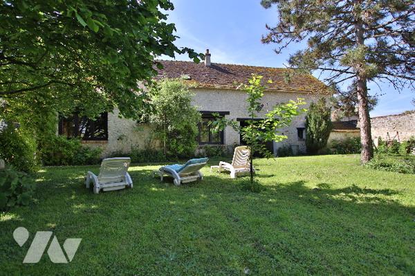 Corps de ferme rénové de 257 m² – 6 pièces - 2 salles d'eau-Terrasse-Jardin-Dépendances-Cave voûtée