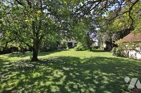 Corps de ferme rénové de 257 m² – 6 pièces - 2 salles d'eau-Terrasse-Jardin-Dépendances-Cave voûtée