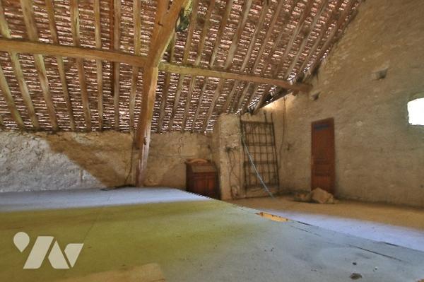 Corps de ferme rénové de 257 m² – 6 pièces - 2 salles d'eau-Terrasse-Jardin-Dépendances-Cave voûtée