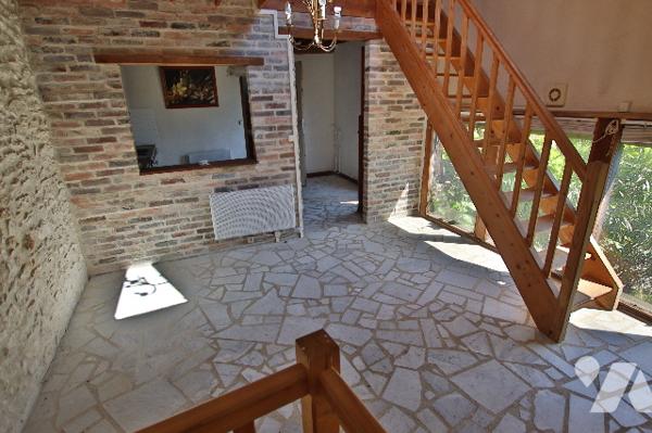 Corps de ferme rénové de 257 m² – 6 pièces - 2 salles d'eau-Terrasse-Jardin-Dépendances-Cave voûtée