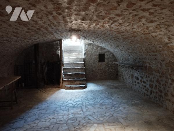 Corps de ferme rénové de 257 m² – 6 pièces - 2 salles d'eau-Terrasse-Jardin-Dépendances-Cave voûtée