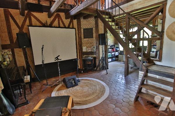 Corps de ferme rénové de 257 m² – 6 pièces - 2 salles d'eau-Terrasse-Jardin-Dépendances-Cave voûtée