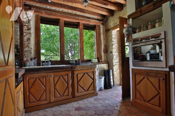 Corps de ferme rénové de 257 m² – 6 pièces - 2 salles d'eau-Terrasse-Jardin-Dépendances-Cave voûtée