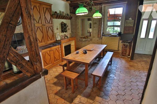 Corps de ferme rénové de 257 m² – 6 pièces - 2 salles d'eau-Terrasse-Jardin-Dépendances-Cave voûtée