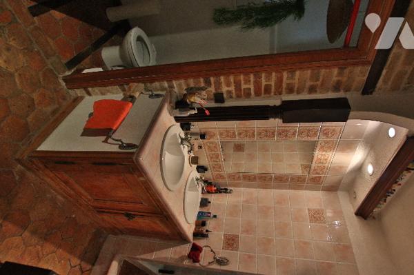 Corps de ferme rénové de 257 m² – 6 pièces - 2 salles d'eau-Terrasse-Jardin-Dépendances-Cave voûtée