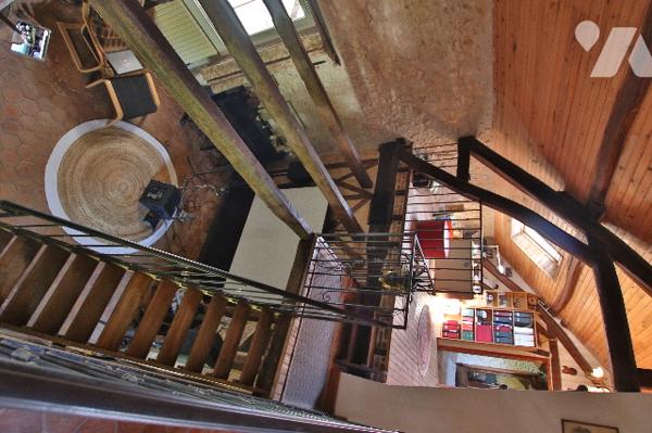 Corps de ferme rénové de 257 m² – 6 pièces - 2 salles d'eau-Terrasse-Jardin-Dépendances-Cave voûtée