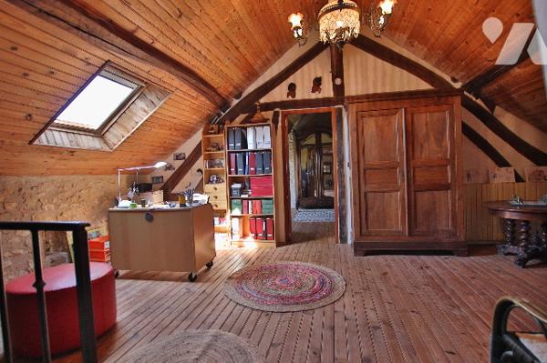 Corps de ferme rénové de 257 m² – 6 pièces - 2 salles d'eau-Terrasse-Jardin-Dépendances-Cave voûtée