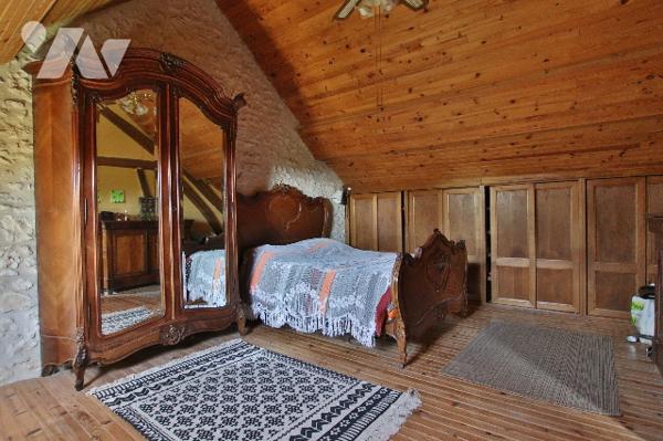 Corps de ferme rénové de 257 m² – 6 pièces - 2 salles d'eau-Terrasse-Jardin-Dépendances-Cave voûtée