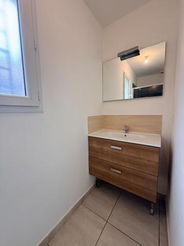 Maison , 2 faces, r+1, 3 chambres, extérieur, sans garage, secteur calme, 98 m²