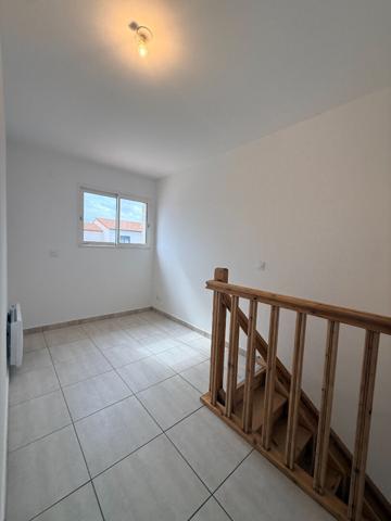 Maison , 2 faces, r+1, 3 chambres, extérieur, sans garage, secteur calme, 98 m²