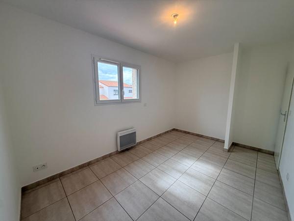 Maison , 2 faces, r+1, 3 chambres, extérieur, sans garage, secteur calme, 98 m²